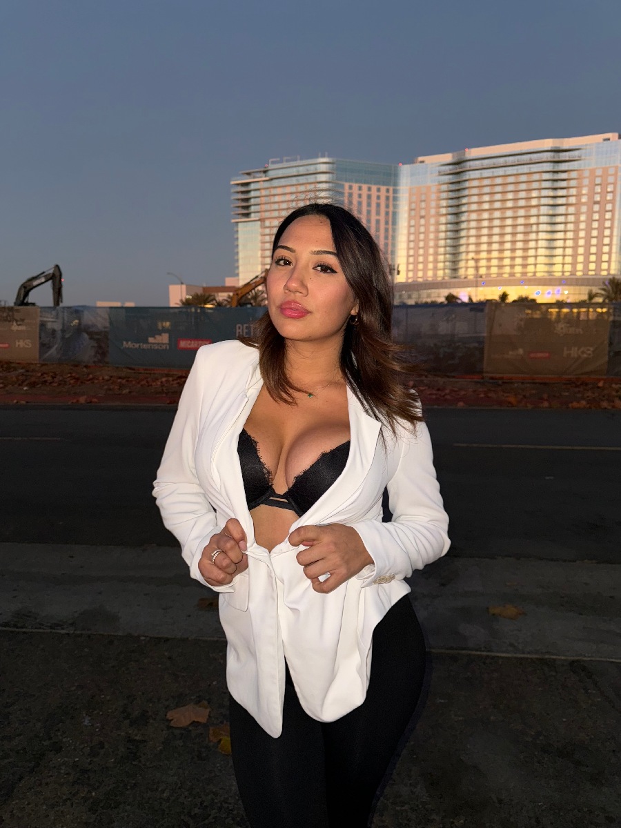 Take a pause and enjoy Ali Cruz — streaming from Hamburg