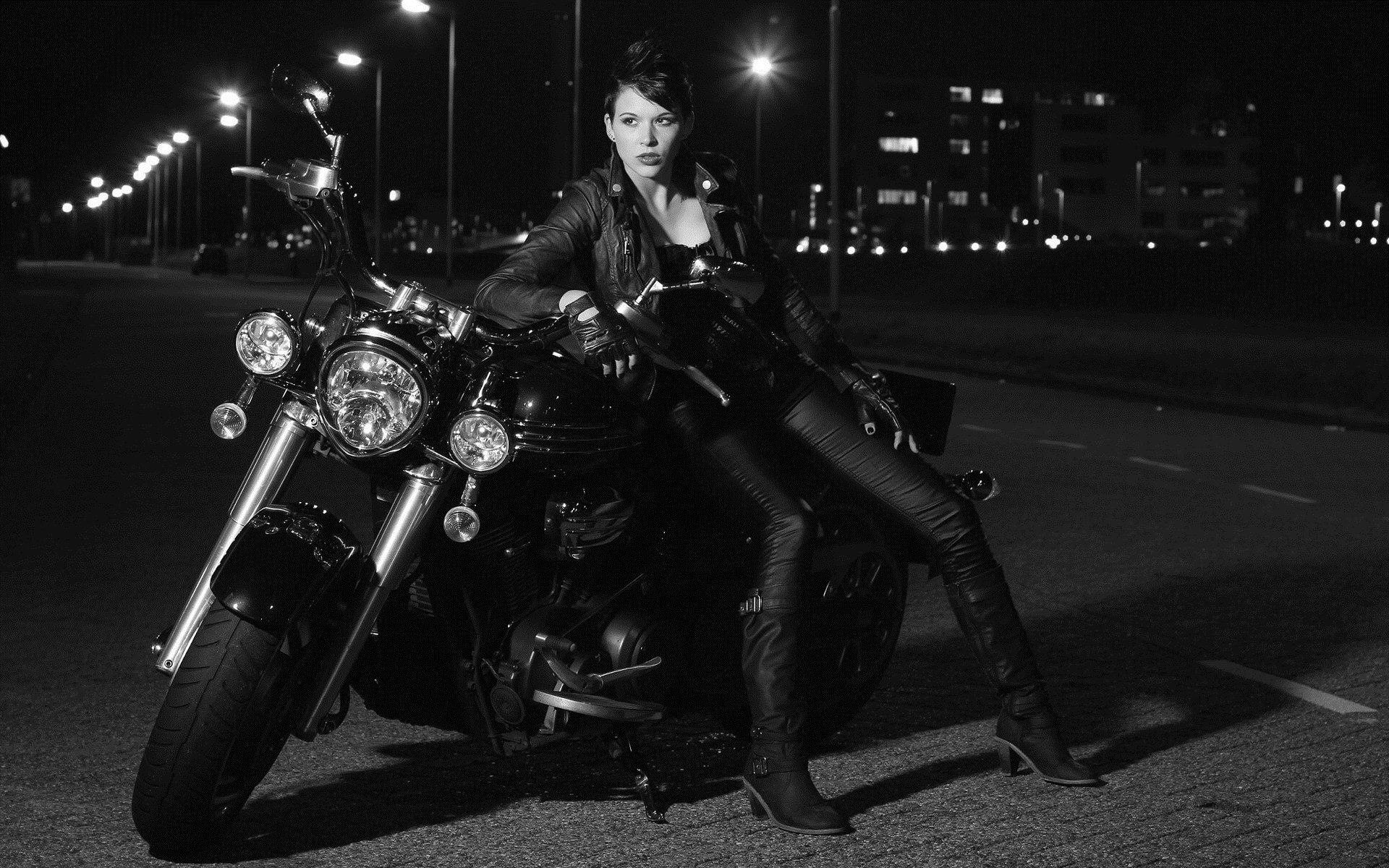 Photo Beautiful girls and motorcycles in Hamburg